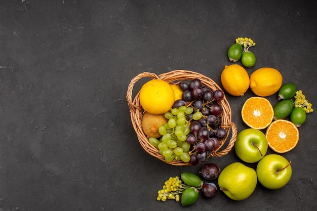 Bovenaanzicht vers fruit samenstelling rijp en zacht fruit op het donkere oppervlak fruit vers vitamine zacht rijp