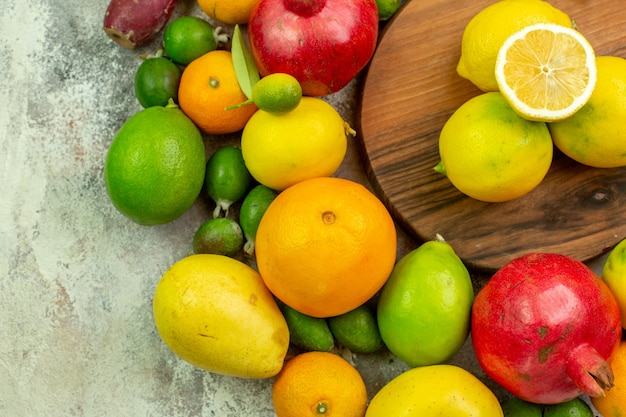 Bovenaanzicht vers fruit verschillende rijpe en zachte vruchten op witte achtergrond bes kleur gezondheid foto smakelijk
