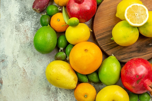 Bovenaanzicht vers fruit verschillende rijpe en zachte vruchten op witte achtergrond bessen kleur dieet foto smakelijk