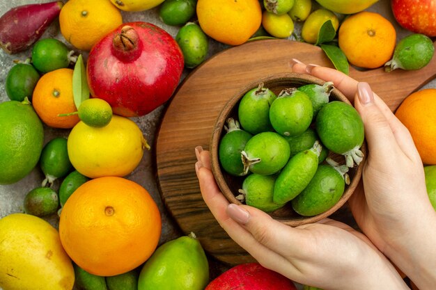 Bovenaanzicht vers fruit verschillende rijpe en zachte vruchten op witte achtergrond bessen kleur smakelijke foto gezondheid dieet