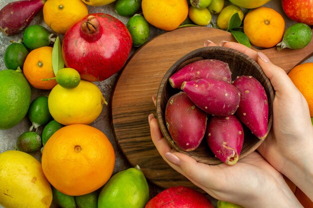 Bovenaanzicht vers fruit verschillende rijpe en zachte vruchten op witte achtergrond bessen kleur smakelijke gezondheid dieet foto