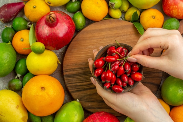 Bovenaanzicht vers fruit verschillende rijpe en zachte vruchten op witte achtergrond bessen kleur smakelijke gezondheidsdieet