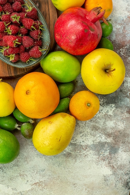 Gratis foto bovenaanzicht vers fruit verschillende rijpe en zachte vruchten op witte achtergrond