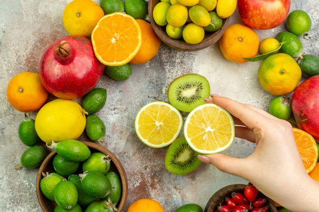 Bovenaanzicht vers fruit verschillende zachte vruchten op de witte achtergrond citrus gezondheid boom kleur bes rijp smakelijke foto