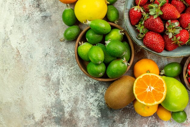 Bovenaanzicht vers fruit verschillende zachte vruchten op witte achtergrond gezondheid boom kleur smakelijke bessen citrus rijp