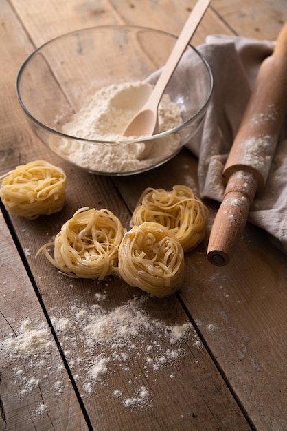 Gratis foto bovenaanzicht vers gemaakte pasta met bloem