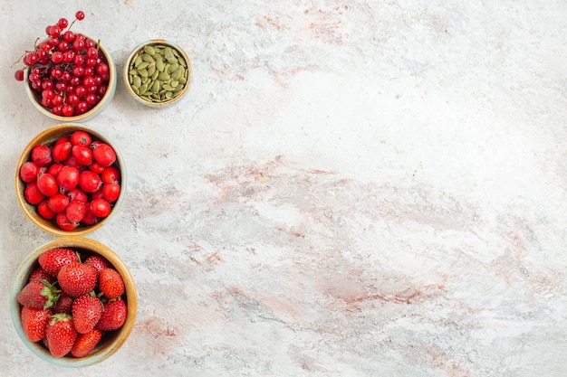 Gratis foto bovenaanzicht vers rood fruit op witte tafel vers fruit