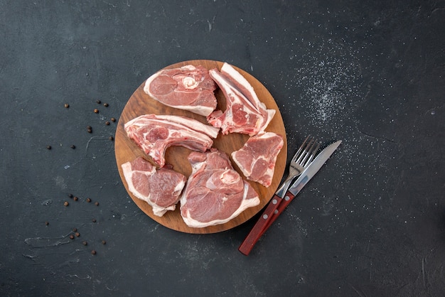 Bovenaanzicht vers vlees plakjes rauw vlees op donkere barbecue keuken maaltijd eten koe eten schotel salade dier