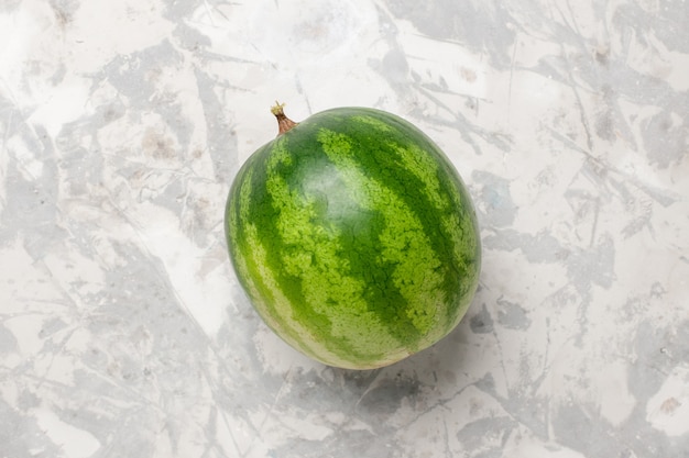 Bovenaanzicht vers watermeloen hele fruit op de witte ruimte