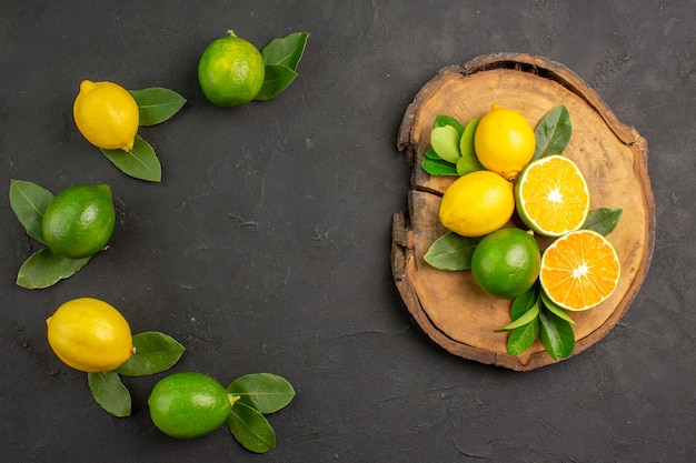 Bovenaanzicht vers zure citroenen op de donkergrijze tafel fruit citrus limoen