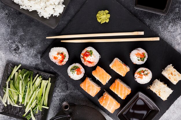 Bovenaanzicht verscheidenheid aan sushi en sojasaus