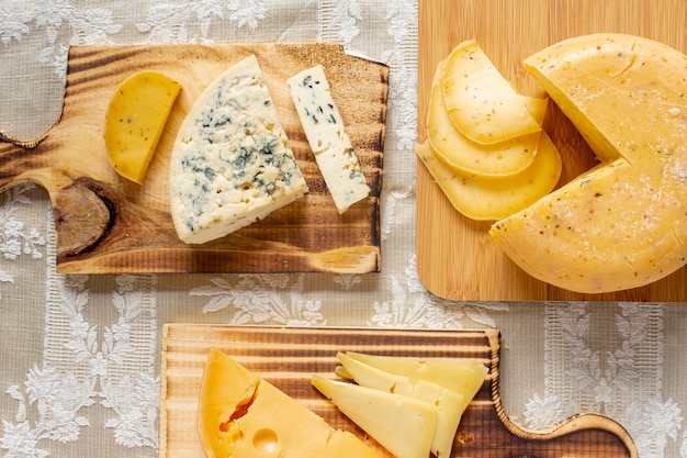 Bovenaanzicht verscheidenheid van kaas op een tafel