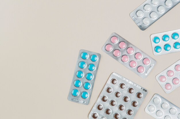 Bovenaanzicht verscheidenheid van medische tabletten met kopie ruimte