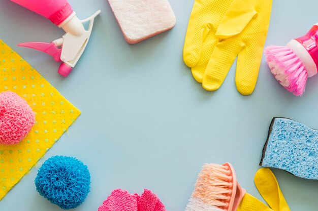 Bovenaanzicht verscheidenheid van schoonmaakproducten op tafel