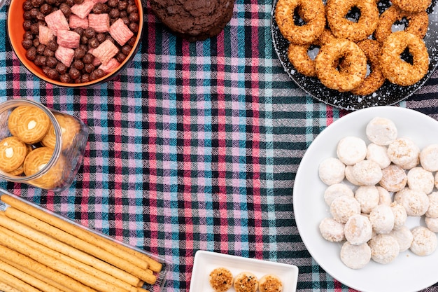 Bovenaanzicht verschillende cookies op doek oppervlak