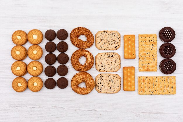 Bovenaanzicht verschillende cookies op witte ondergrond