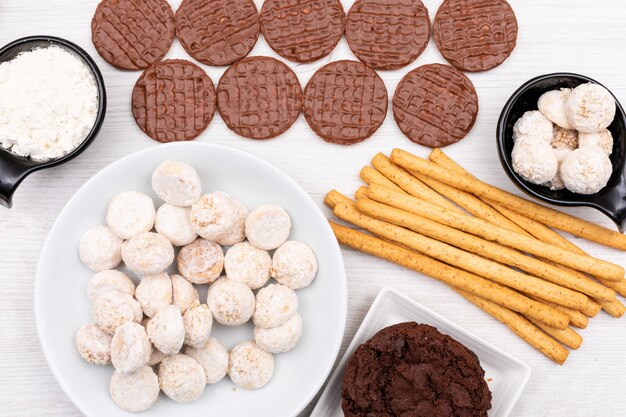 Bovenaanzicht verschillende cookies op witte tafel