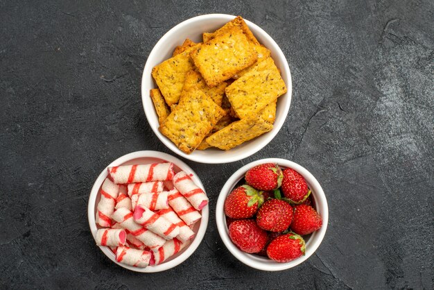 Bovenaanzicht verschillende etenswaren chips fruit en snoep