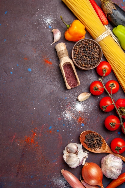 Gratis foto bovenaanzicht verschillende groenten met kruiden op een donkere achtergrond gezondheid salade groente