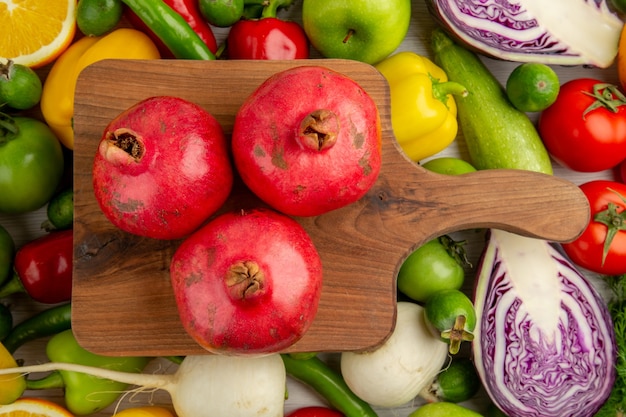 Bovenaanzicht verschillende groenten met vers fruit op witte achtergrond voedsel dieet gezondheid rijpe kleur salade
