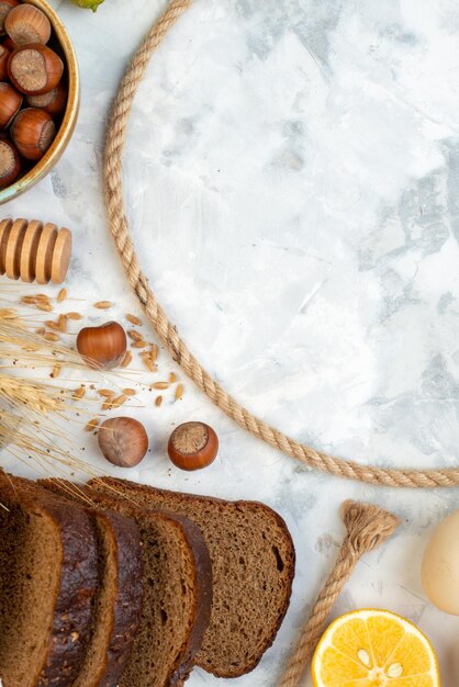 Bovenaanzicht verschillende ingrediënten eieren donker brood melk noten en gelei op witte achtergrond kleur deeg cake hotcake biscuit foto taart bun