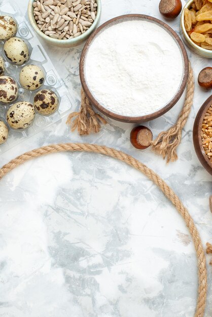 Bovenaanzicht verschillende ingrediënten eieren donker brood melk noten en gelei op witte achtergrond kleur deeg cake hotcake foto taart bun