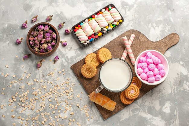 Bovenaanzicht verschillende koekjes met marshmallow en snoepjes op witte ondergrond suiker koekje snoep cake goodie bonbon zoet