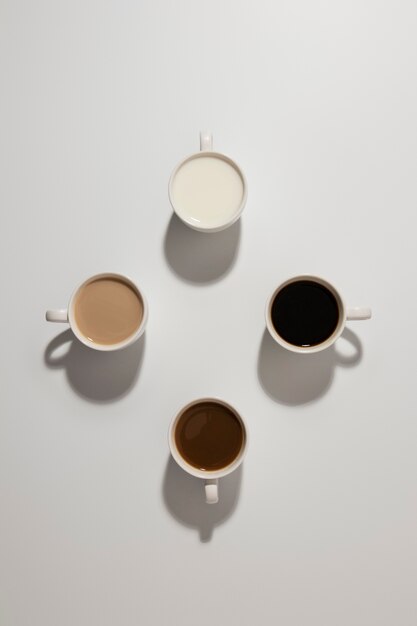 Bovenaanzicht verschillende koffiekopjes arrangement