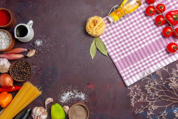 Bovenaanzicht verschillende kruiden met verse groenten op donkere achtergrond soep saus maaltijd pittige peper eten