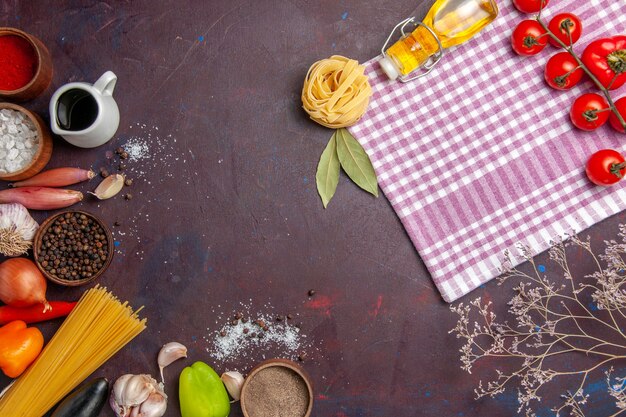 Bovenaanzicht verschillende kruiden met verse groenten op donkere achtergrond soep saus maaltijd pittige peper eten