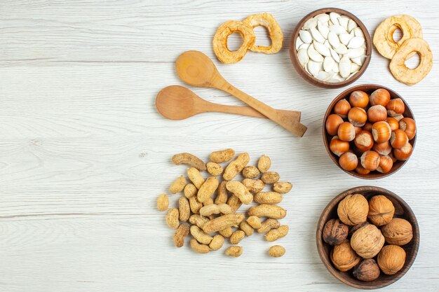 Bovenaanzicht verschillende noten pinda's hazelnoten en walnoten