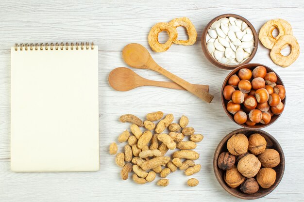 Bovenaanzicht verschillende noten pinda's hazelnoten en walnoten