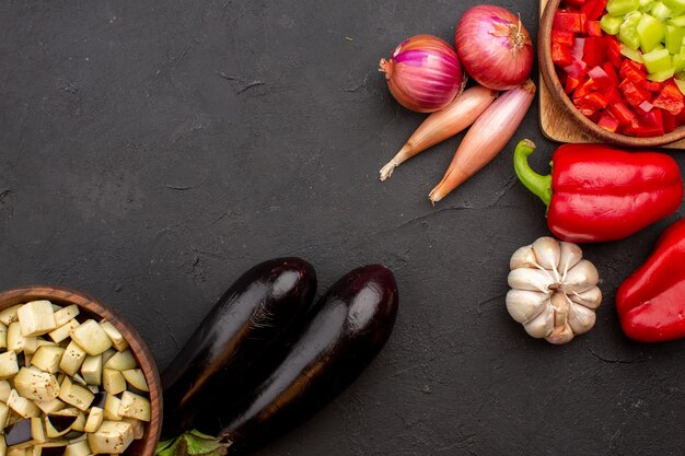 Bovenaanzicht verschillende rijpe groenten op grijze achtergrond salade gezondheid plantaardige rijp