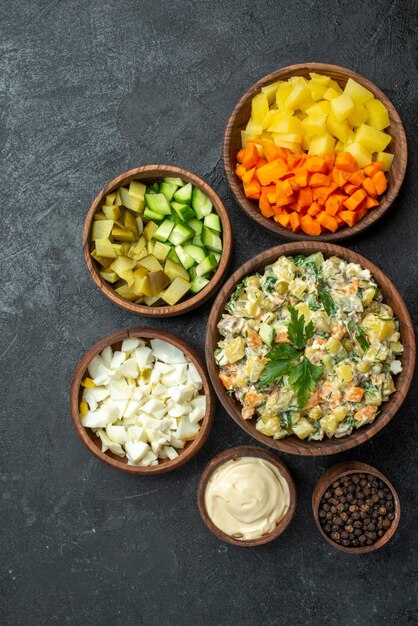 Bovenaanzicht verschillende salade ingrediënten gesneden groenten met mayonaise salade op donkere oppervlakte salade gezondheid maaltijd snack lunch eten