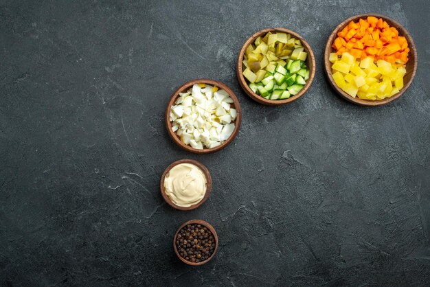 Bovenaanzicht verschillende salade ingrediënten gesneden groenten op donkere oppervlakte salade gezondheid maaltijd snack lunch eten