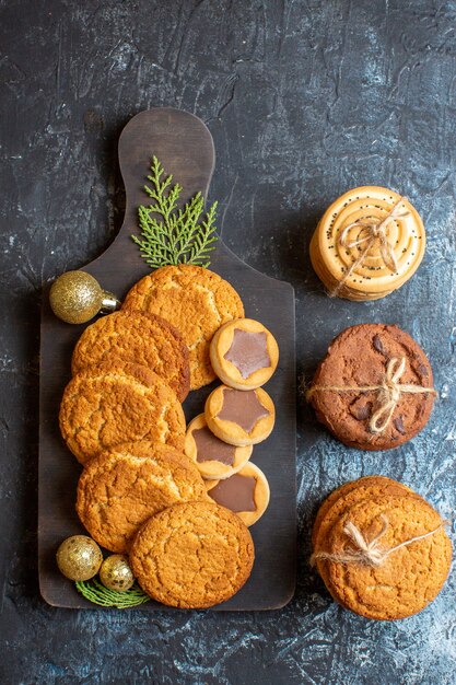 Bovenaanzicht verschillende smakelijke koekjes op licht-donker tafel