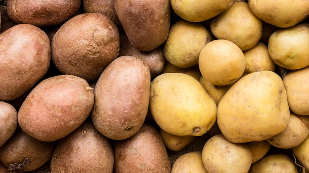 Bovenaanzicht verschillende soorten aardappelen