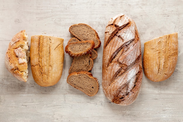 Bovenaanzicht verschillende soorten brood