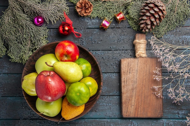 Bovenaanzicht verschillende vers fruit binnen plaat op donkerblauw bureau fruit kleur samenstelling vers rijp