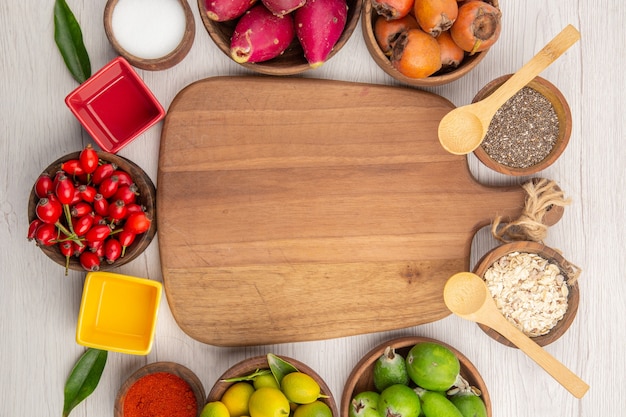 Bovenaanzicht verschillende vers fruit binnen platen op witte achtergrond tropisch rijp gezond leven dieet exotisch