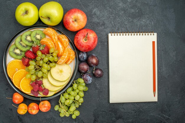 Bovenaanzicht verschillende vruchten samenstelling vers en rijp op donkere achtergrond zacht vers fruit gezondheid rijp