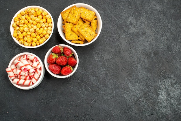 Bovenaanzicht verse aardbeien met verschillende snacks