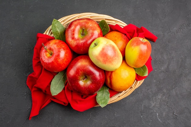 Bovenaanzicht verse appels met perziken op de donkere tafel kleur vers fruit rijp