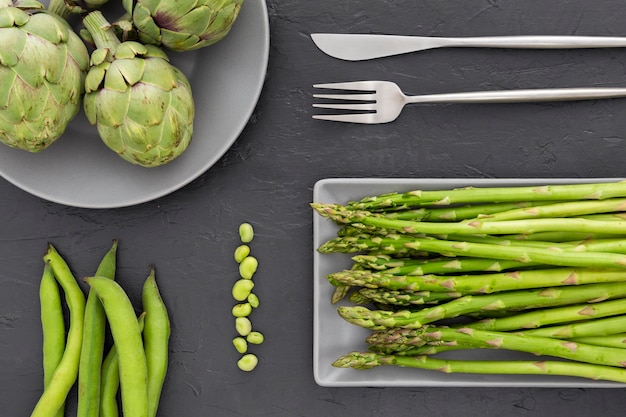 Bovenaanzicht verse asperges op een tafel