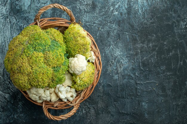 Bovenaanzicht verse bloemkool in mand op de lichtgrijze tafel