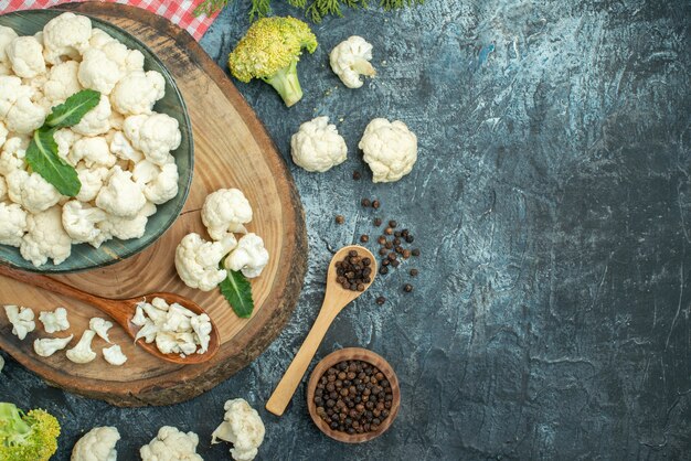 Bovenaanzicht verse bloemkool met peper op lichtgrijze tafel