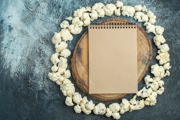 Gratis foto bovenaanzicht verse bloemkool omcirkeld op lichtgrijze tafel dieet foto kool kleur maaltijdsalade