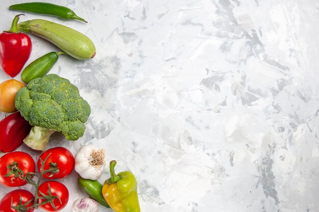 Bovenaanzicht verse broccoli met groenten op witte tafel dieet salade rijpe gezondheid