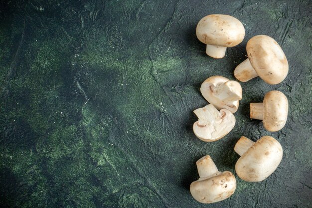 Bovenaanzicht verse champignons op grijze achtergrond plant boom wild voedsel groente rijp