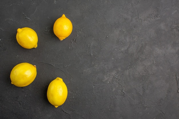 Bovenaanzicht verse citroenen bekleed op donkere tafel citrus geel fruit vrije ruimte voor tekst